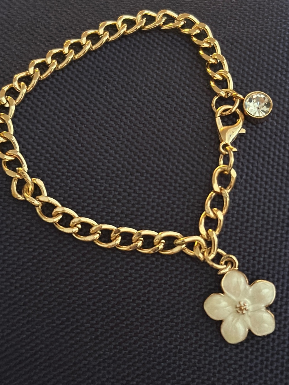 NWOT preteen/teen gold tone bracelet white flower - READ DESCRIP